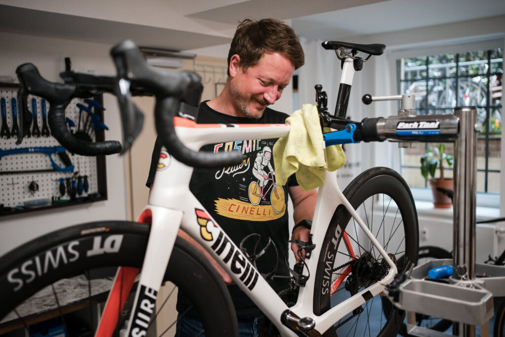 Ales schraubt an einem Cinelli Pressure